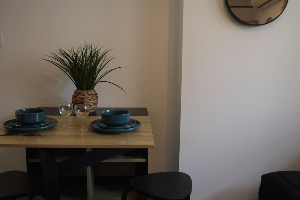 Appartement Petit Cocon Douillet Climatise Pour 2 Pers à La Crau Extérieur photo